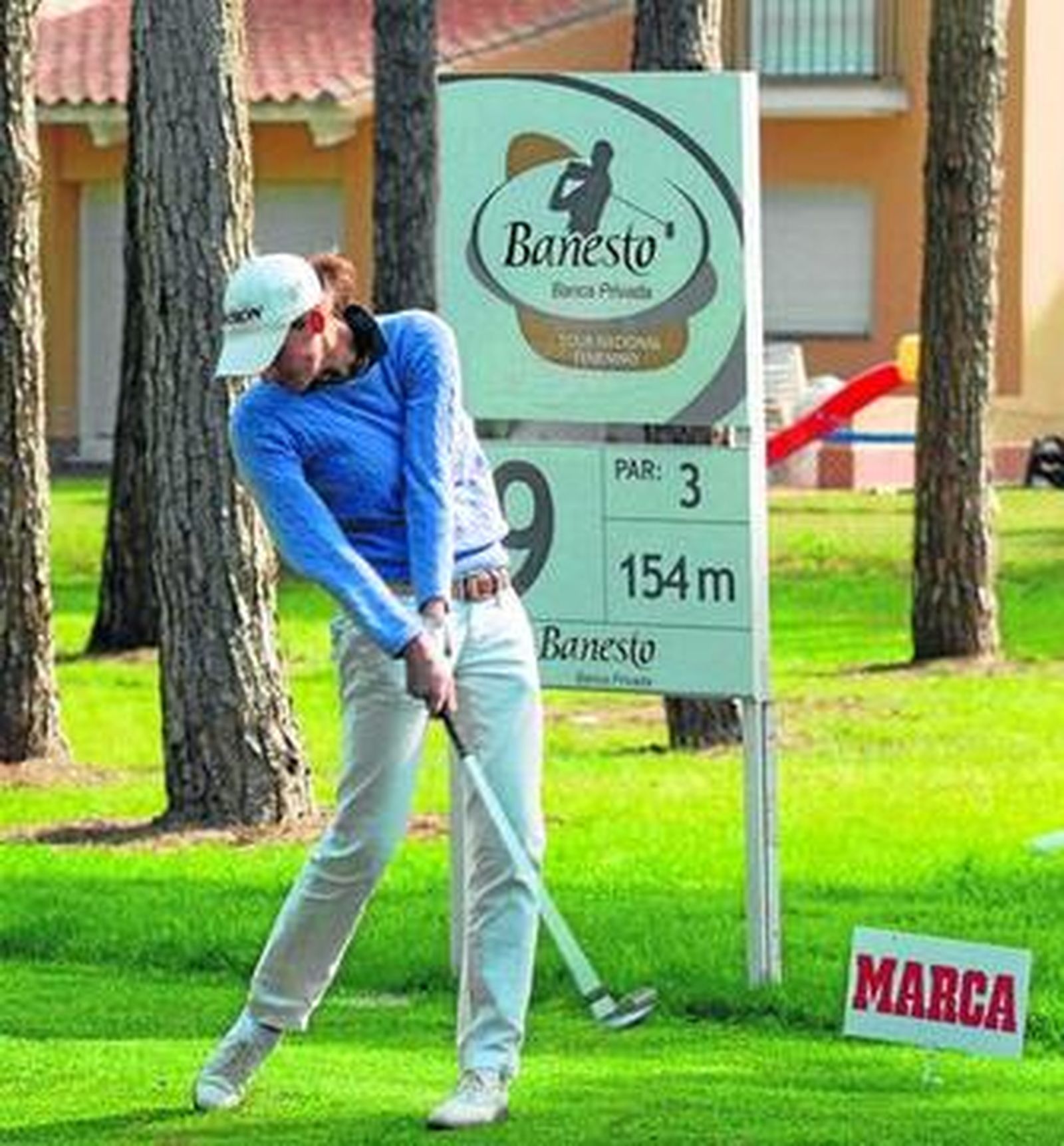 La italiana Margherita Rigon golpea una bola durante el recorrido de ayer.