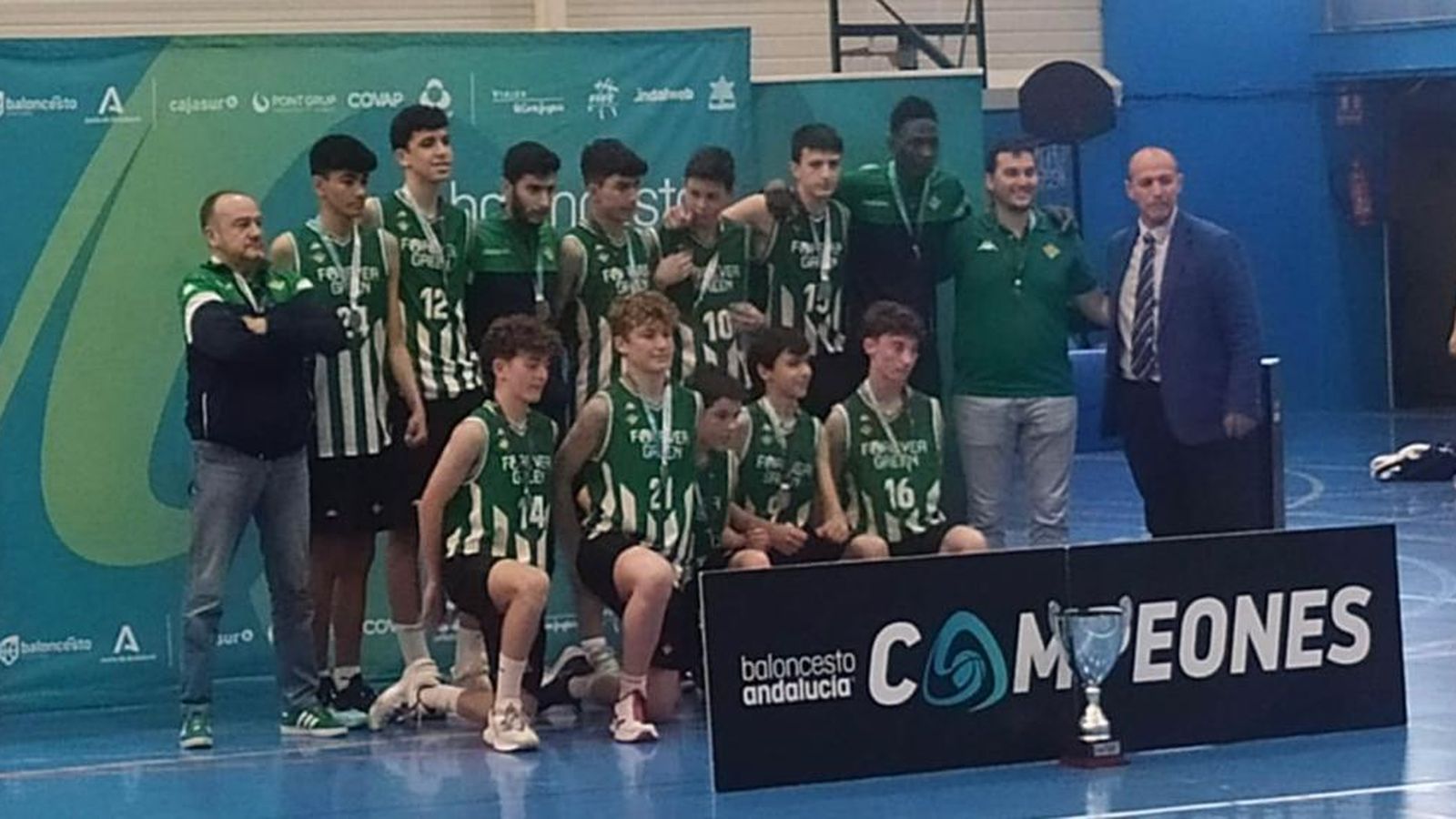 La plantilla infantil bética, subcampeona de España y Andalucía.