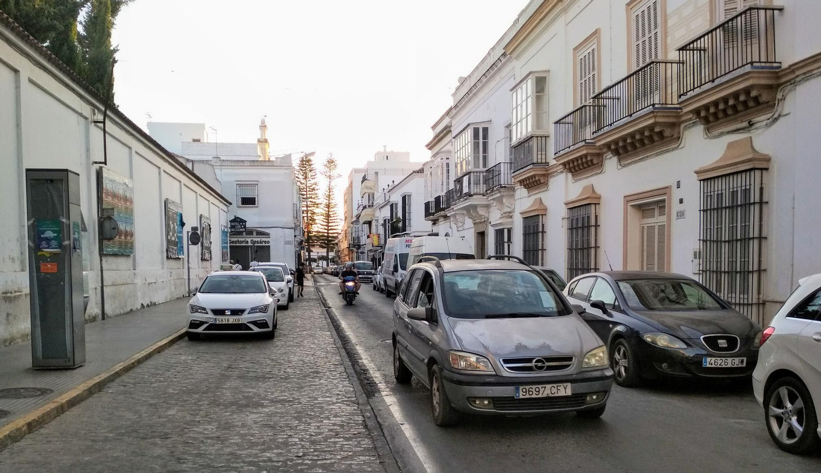 El tramo de la céntrica calle San Juan que conforma el ámbito de actuación del proyecto Entre Plazas de Sanlúcar.