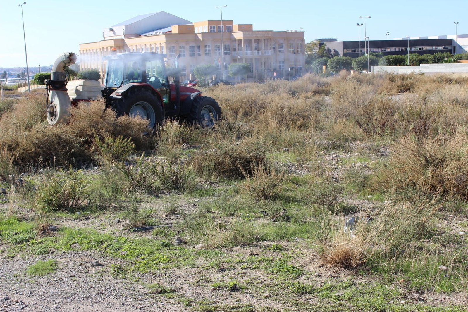 Tareas de fumigación en el entorno de zonas naturales.