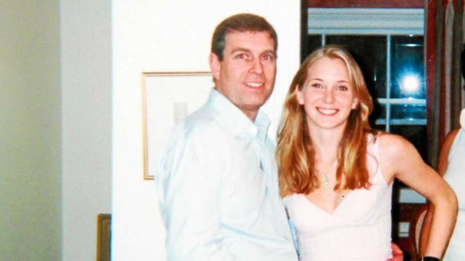 El duque de York, hace años, con la joven que ahora le acusa de abuso sexual.