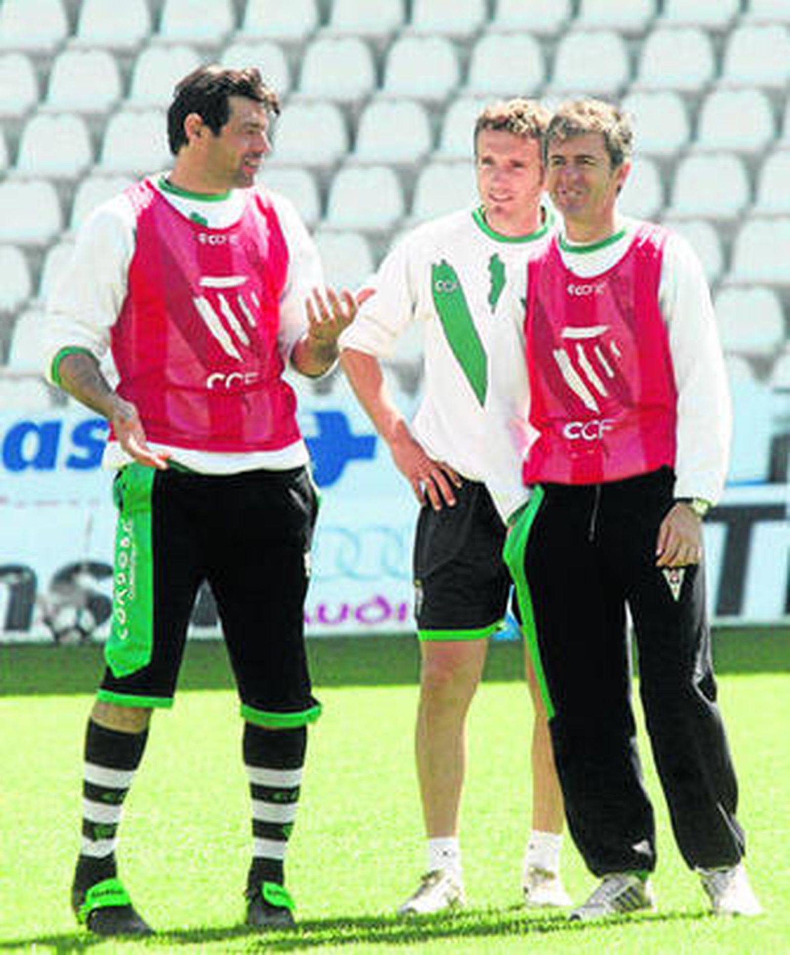 Pierini se dirige a Alcaraz en presencia de Esaú en una sesión en El Arcángel.