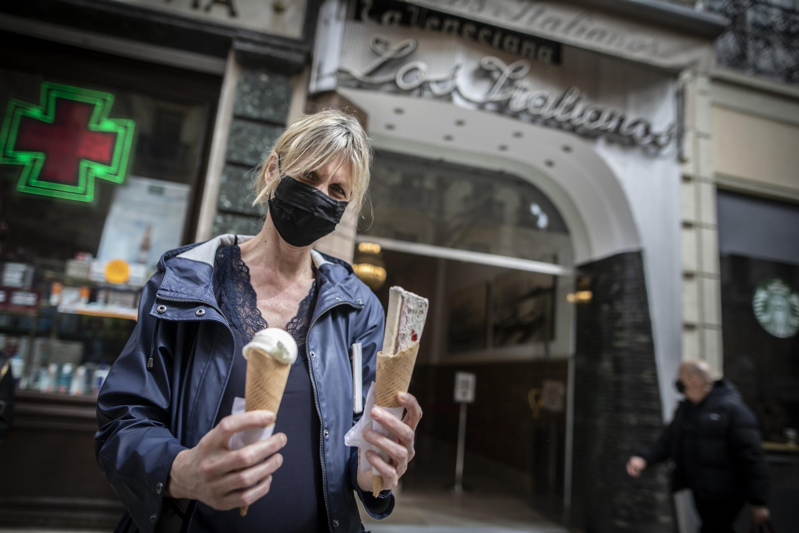 Una mujer, con un helado y una cassata en la apertura del año pasado