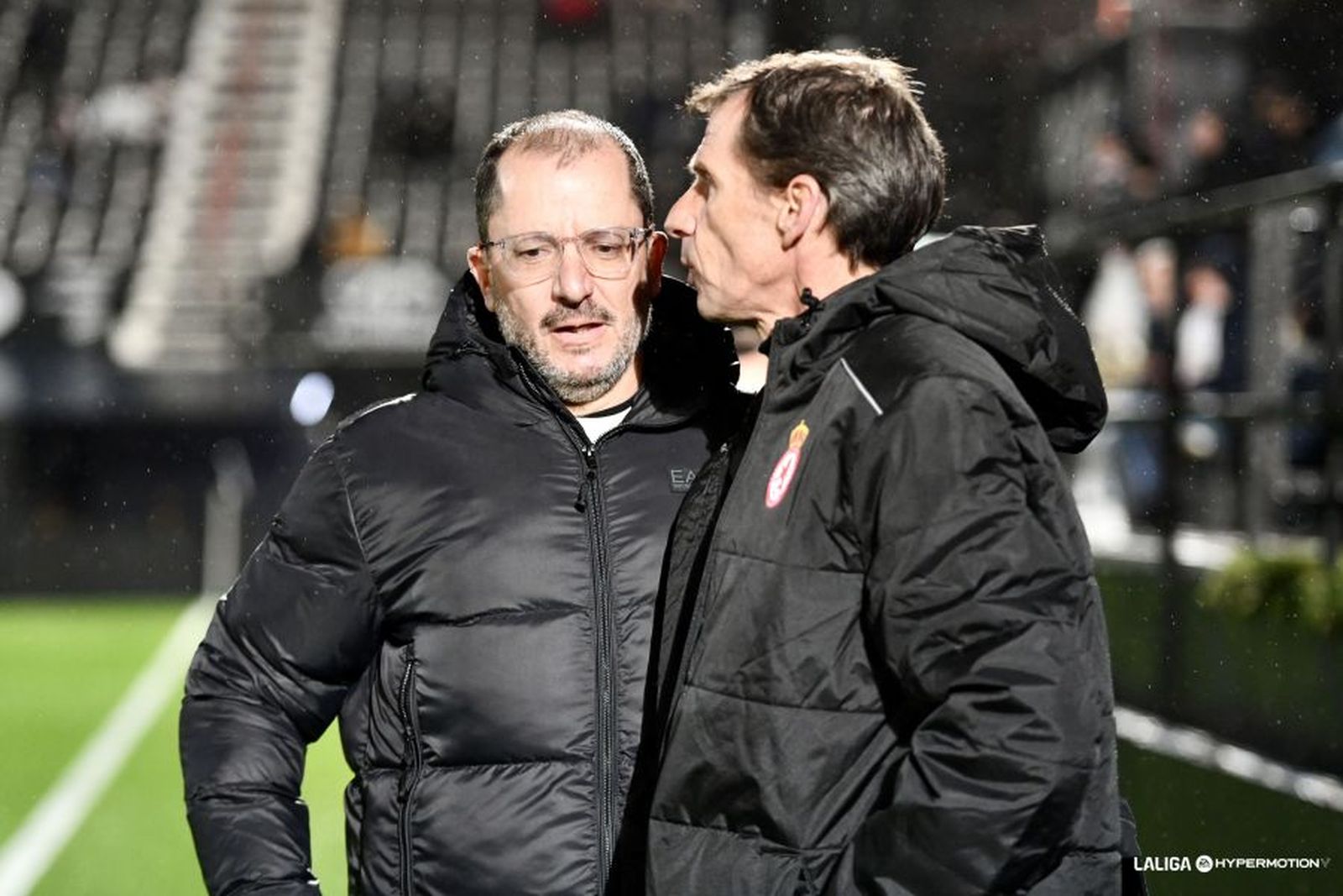 José Juan Romero conversando con el técnico de la Cultural