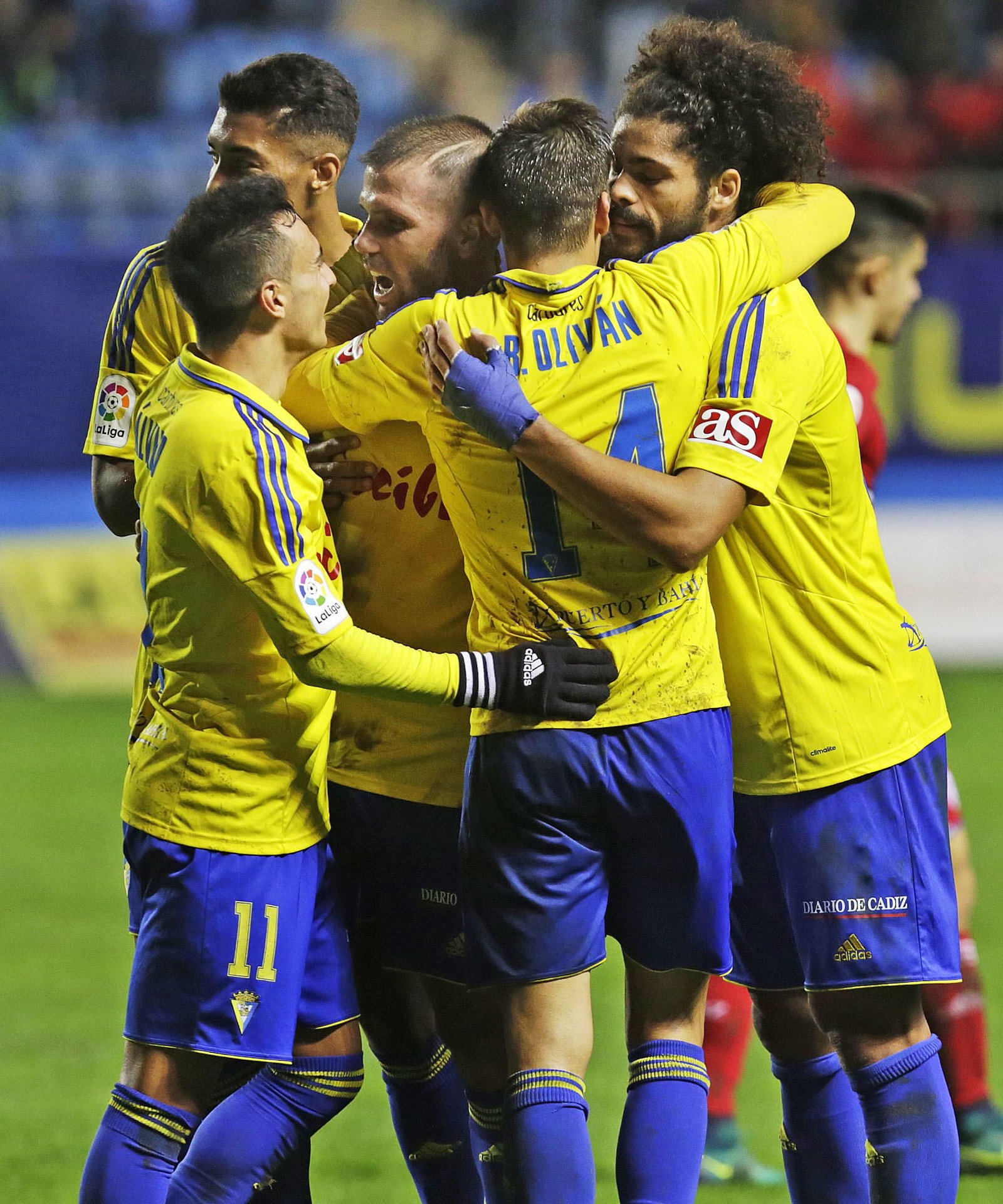 Los jugadores del Cádiz celebran uno de los tantos.