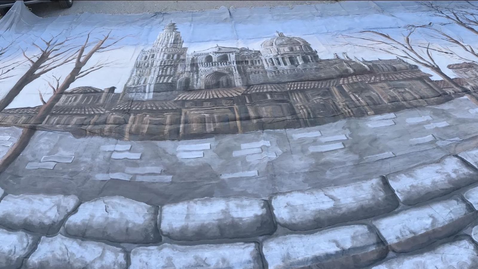 El telón de fondo que han adquirido y restaurado para la obra.