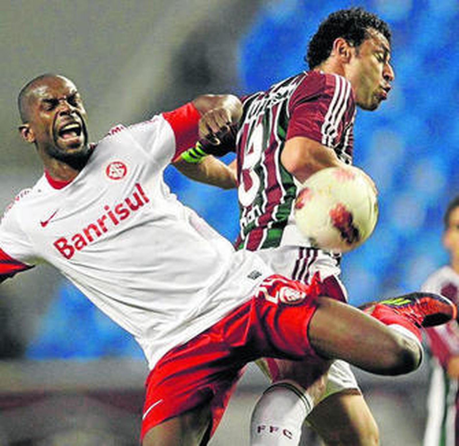 Sandro Silva pelea por llevarse el balón ante Fred.