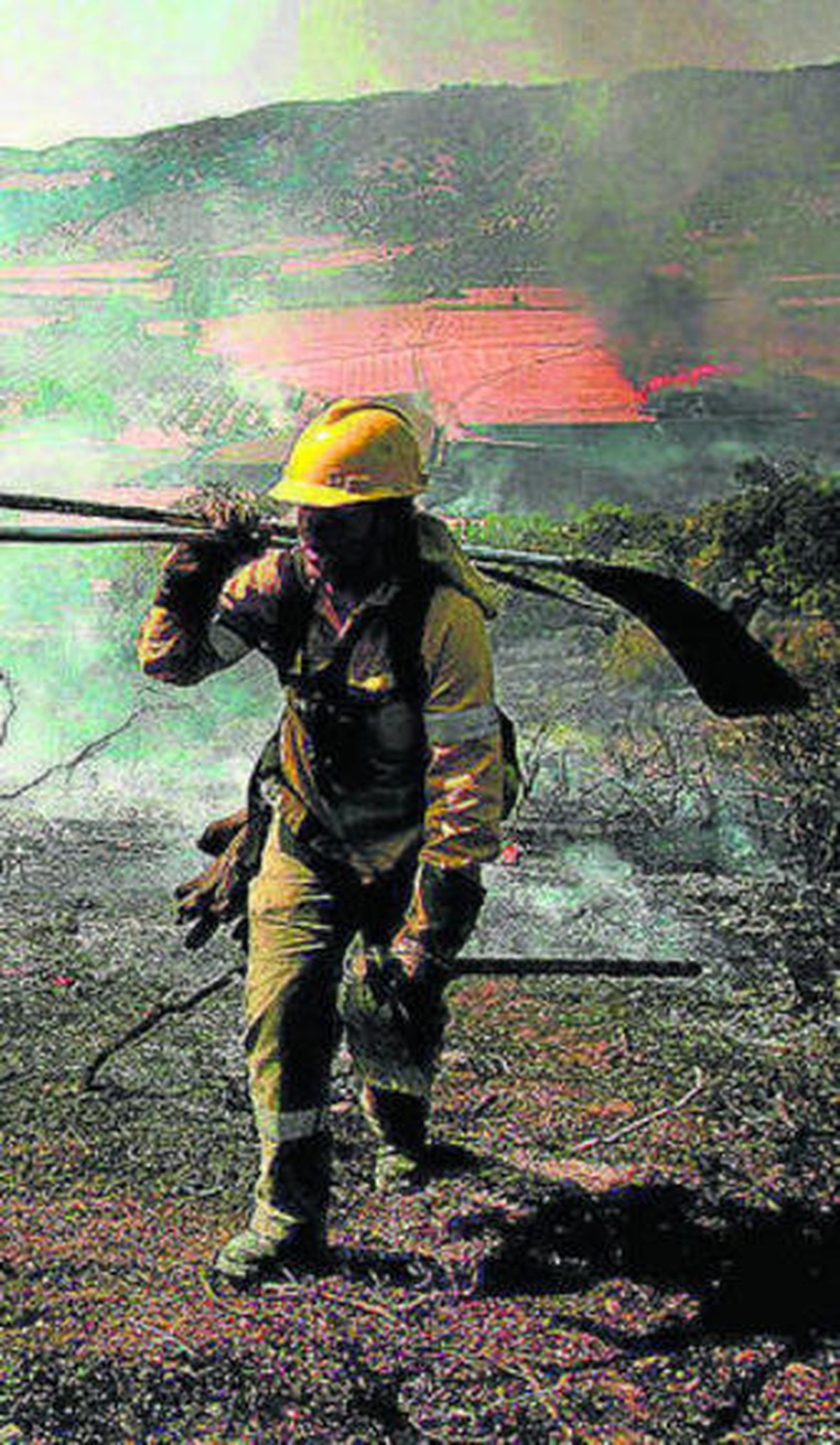 Un operario del Infoca en un fuego.