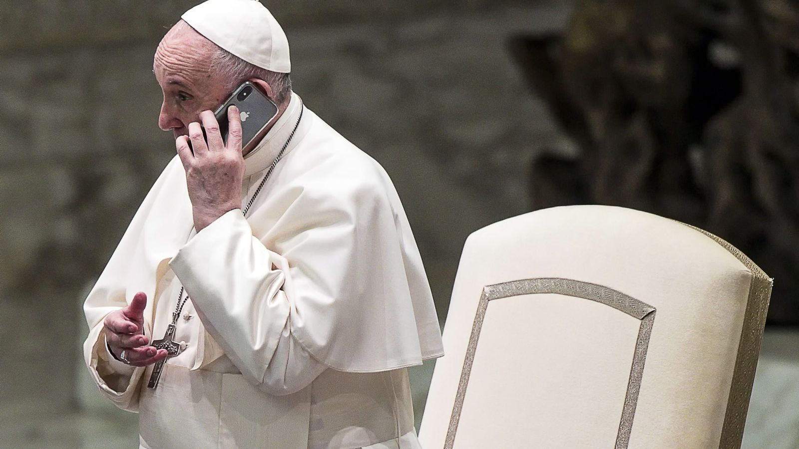 Francisco gesticula mientras habla por el móvil