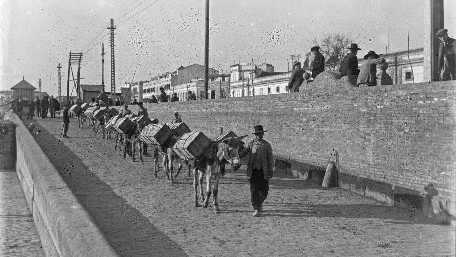 Pintoresca imagen de 1925 en la que se observa el muro de defensa y sus bancos.