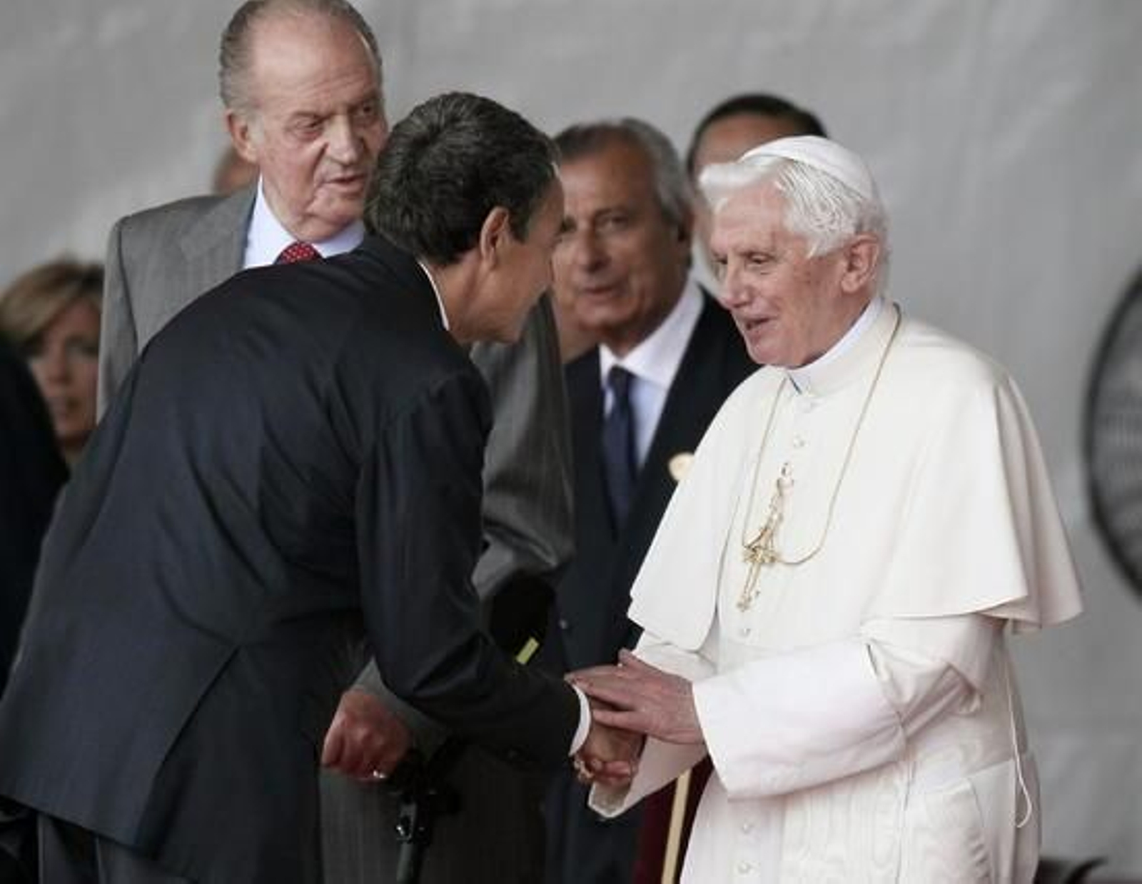 El presidente del Gobierno, saluda a su santidad en Barajas.

Foto: efe