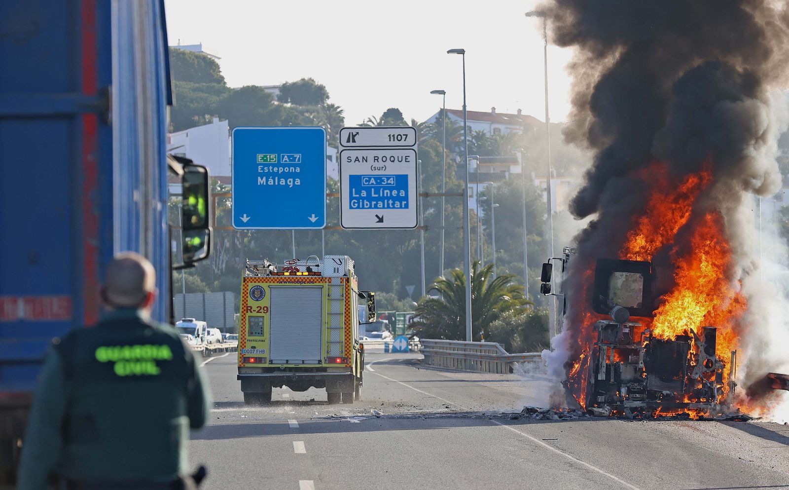 Imágenes del incendio de la grúa que colapsa de nuevo la A7