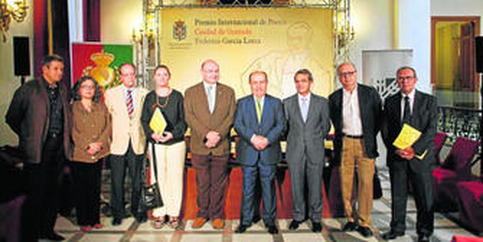 Los miembros del jurado, ayer, tras dar a conocer el nombre de la ganadora del premio.