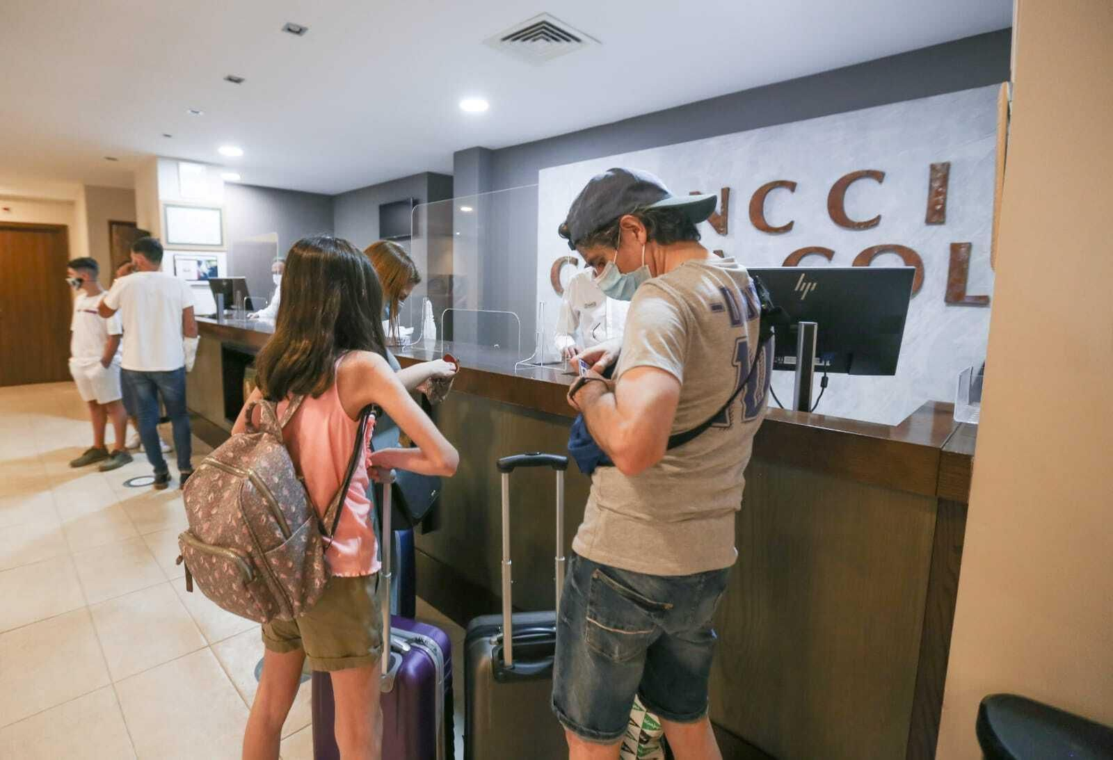 Clientes llegando al Hotel Vincci Costa Golf, del Novo, en una imagen de este verano.