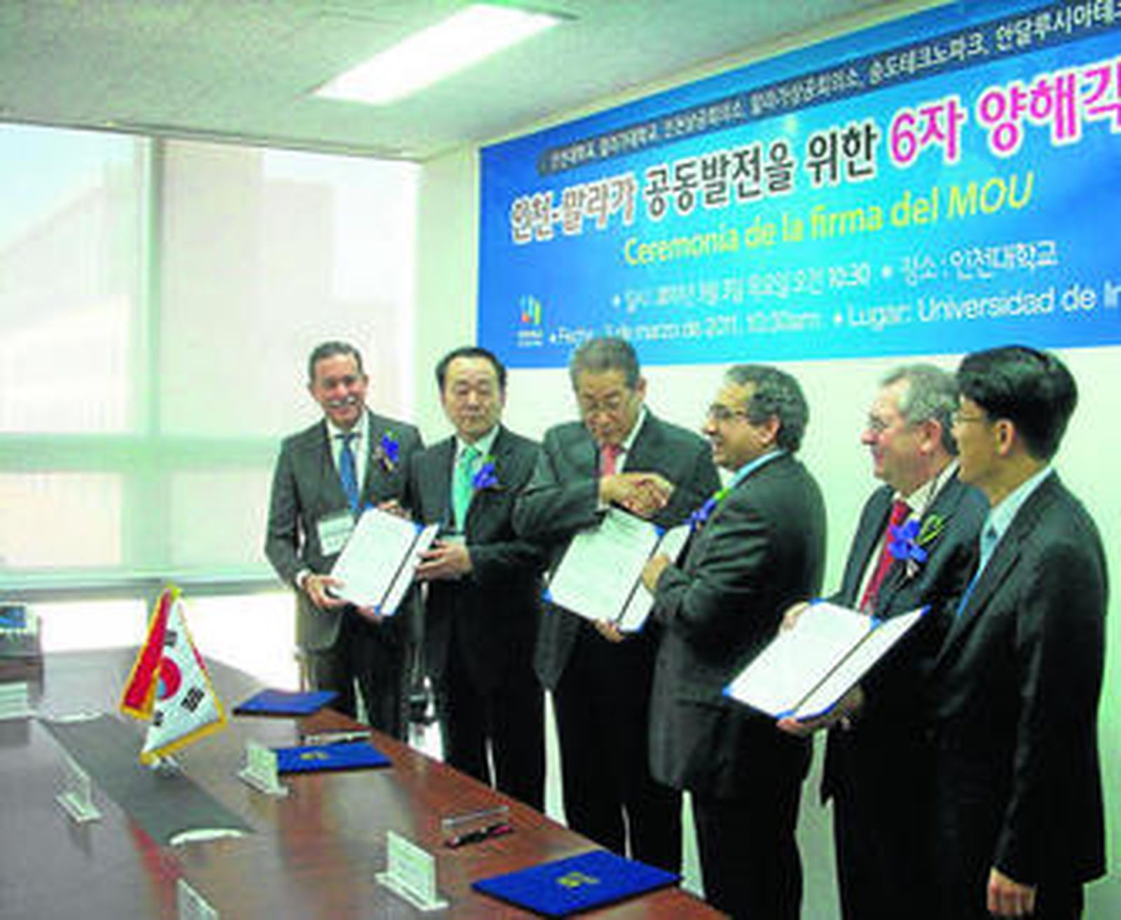 Miembros de las universidades de Málaga e Incheon durante la firma del convenio.