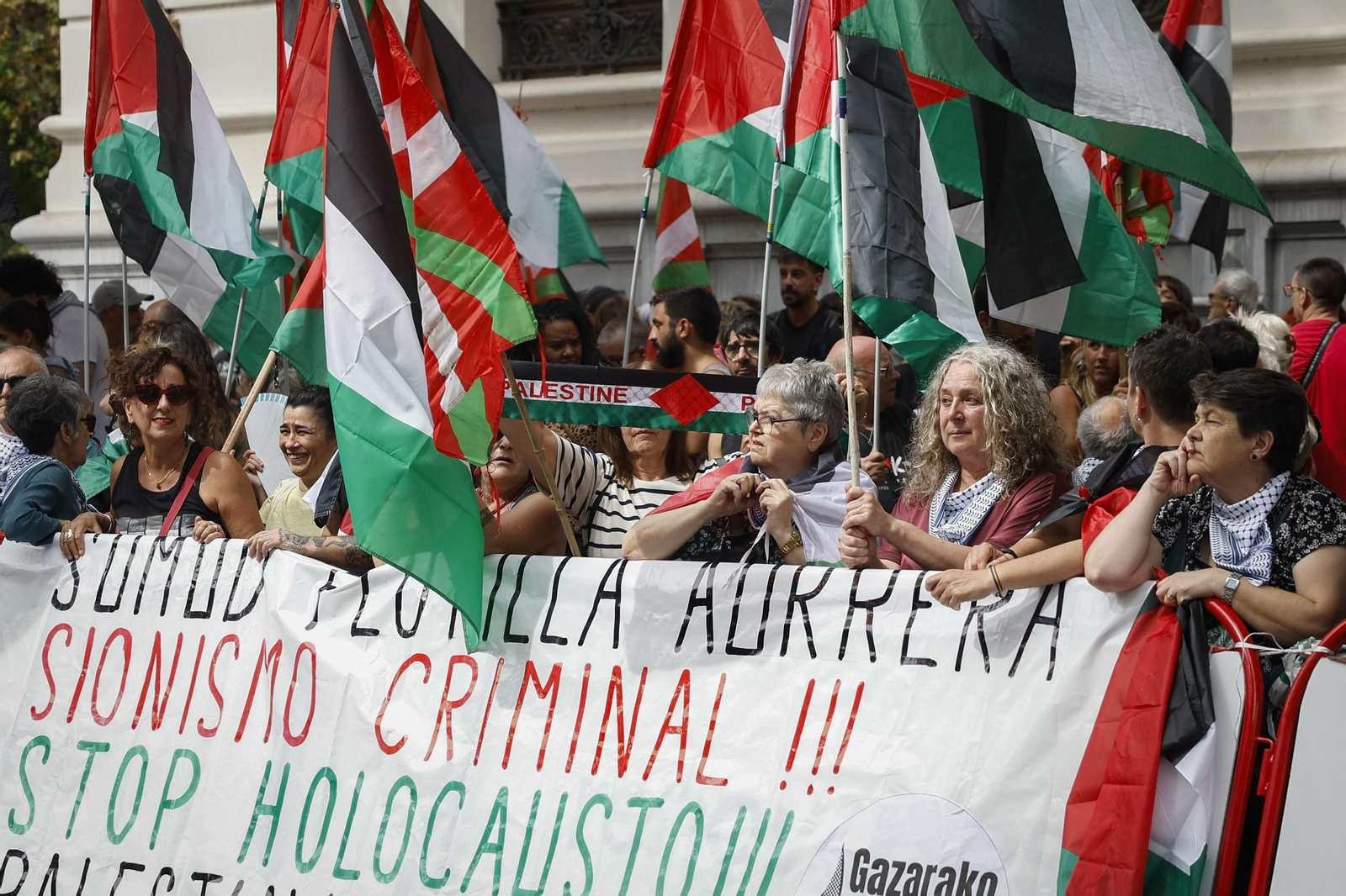 Las fotos de la Vuelta a España con el lío de la suspensión en Bilbao | Etapa 11