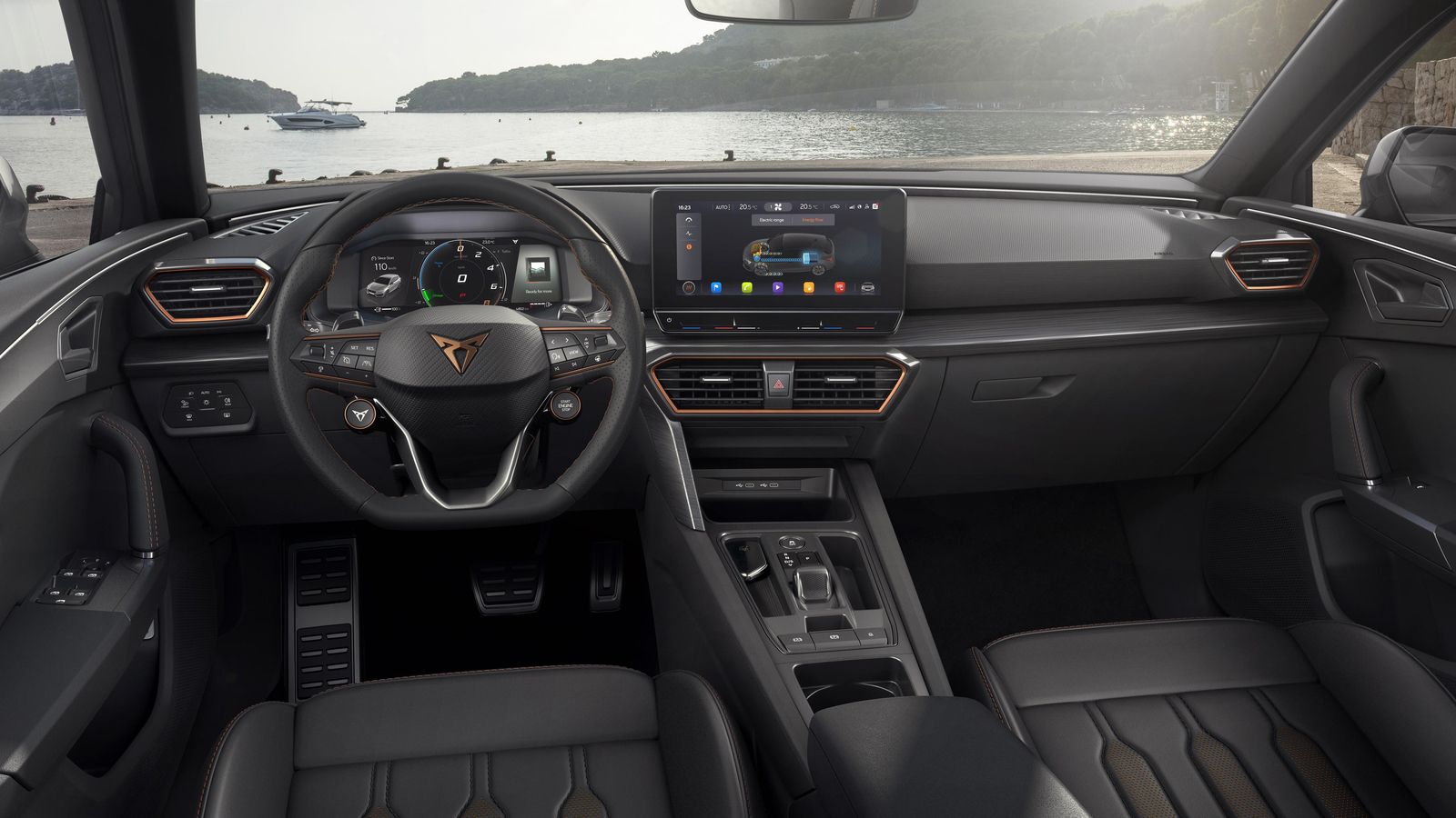 Apenas hay diferencias en el habitáculo respecto a otros Cupra León en este híbrido enchufable. Las apreciables a simple vista se integran en la gran pantalla central.