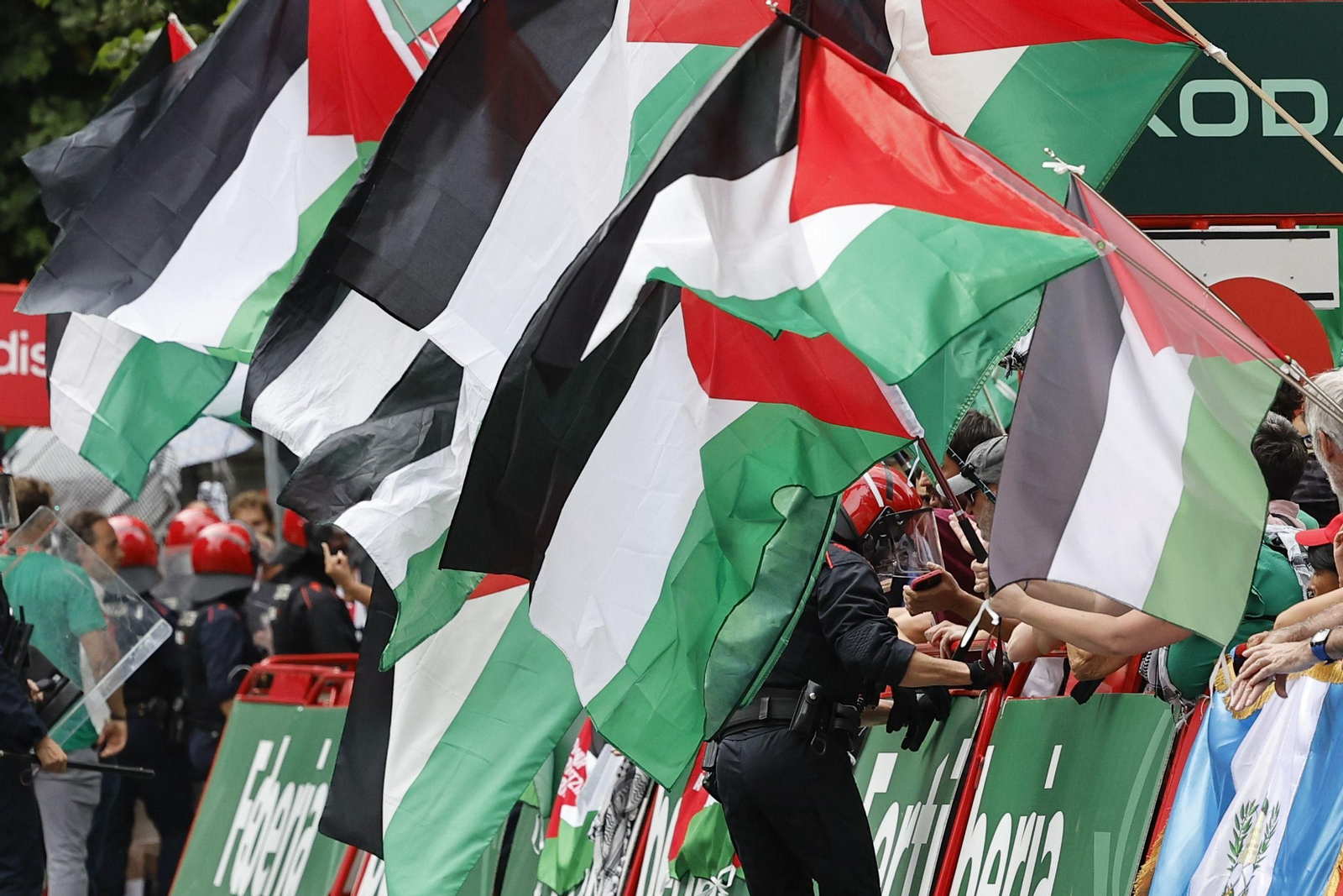 Las fotos de la Vuelta a España con el lío de la suspensión en Bilbao | Etapa 11