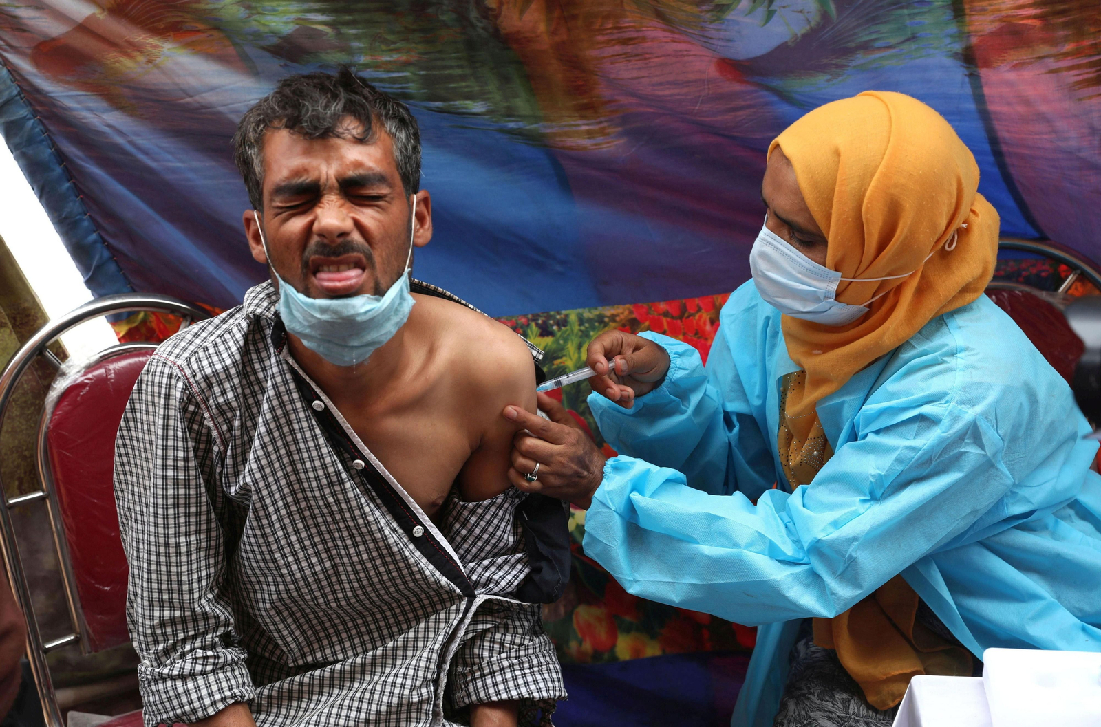 Un hombre es vacunado en la India