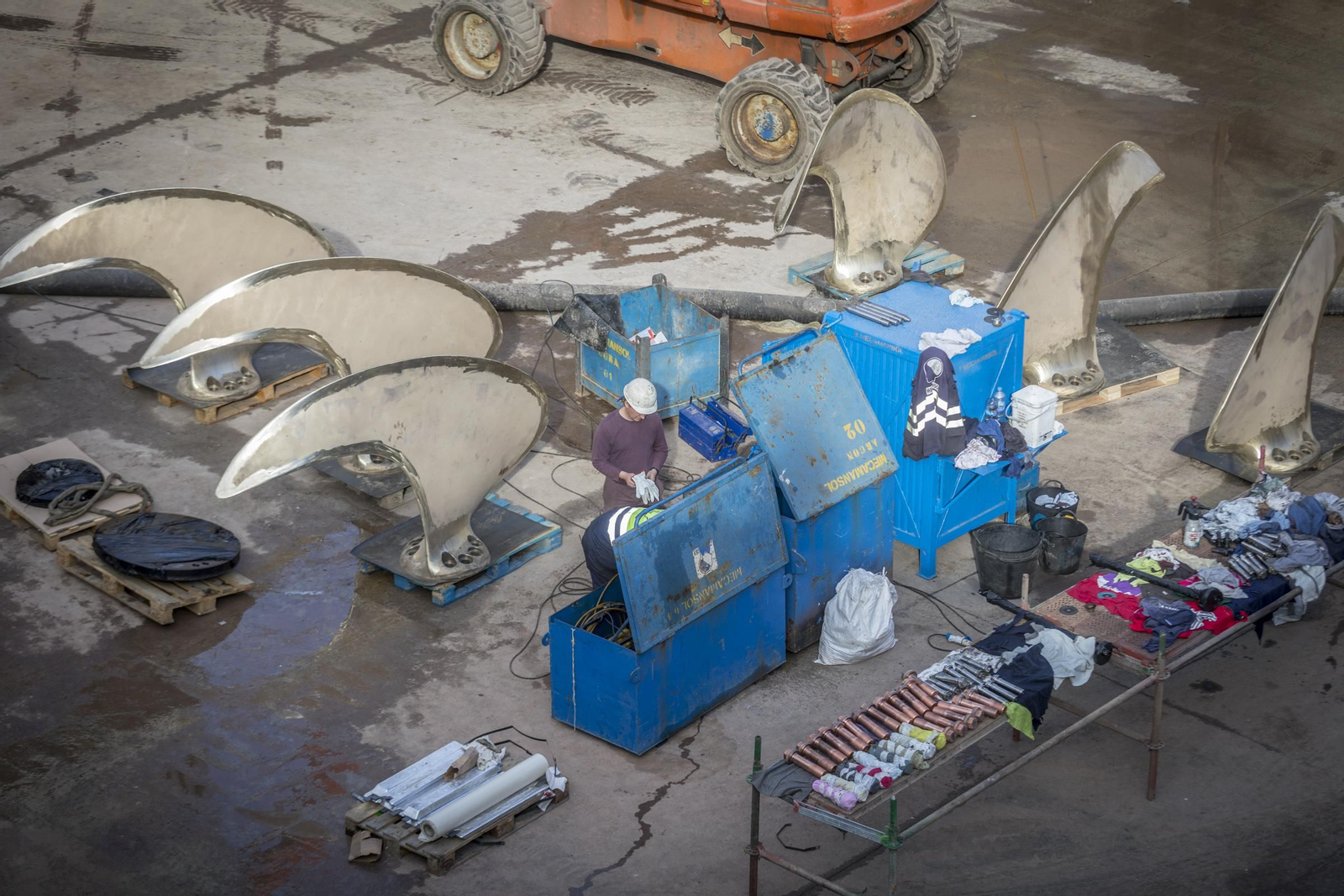 El crucero 'The World' es reparado en un dique seco de Navantia Cádiz