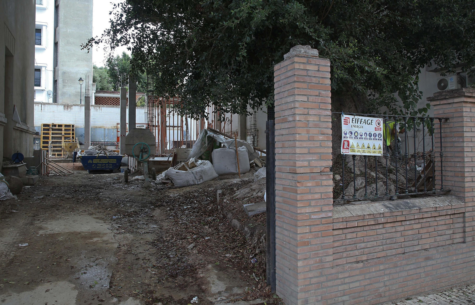 Fotos de las obras en el centro de interpretación 'Paco de Lucía' y en la fábrica de salazón de Algeciras