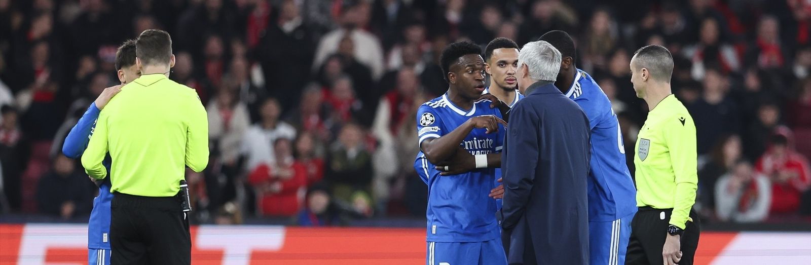 Vinícius discute con Mourinho al finalizar el partido.