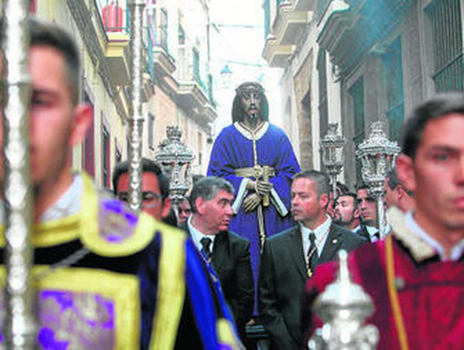El Señor de la Sentencia, ayer recorriendo las calles del entorno de la Merced.