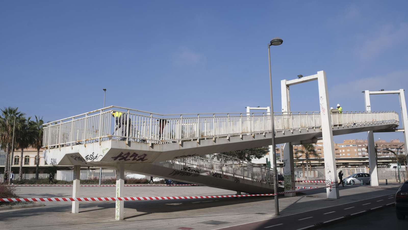 Imágenes del desmatelamiento de la pasarela de Renfe, en Almería