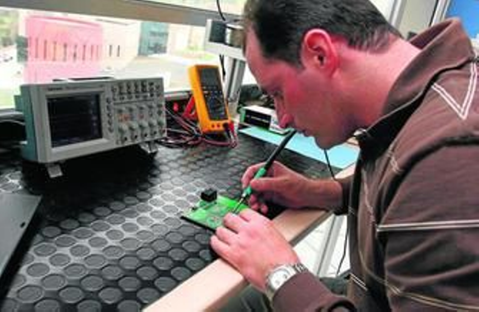 Un trabajador de la empresa de domótica IHMA (Interfaces Hombre Máquinas Avanzados) en el Parque Tecnológico de Málaga.