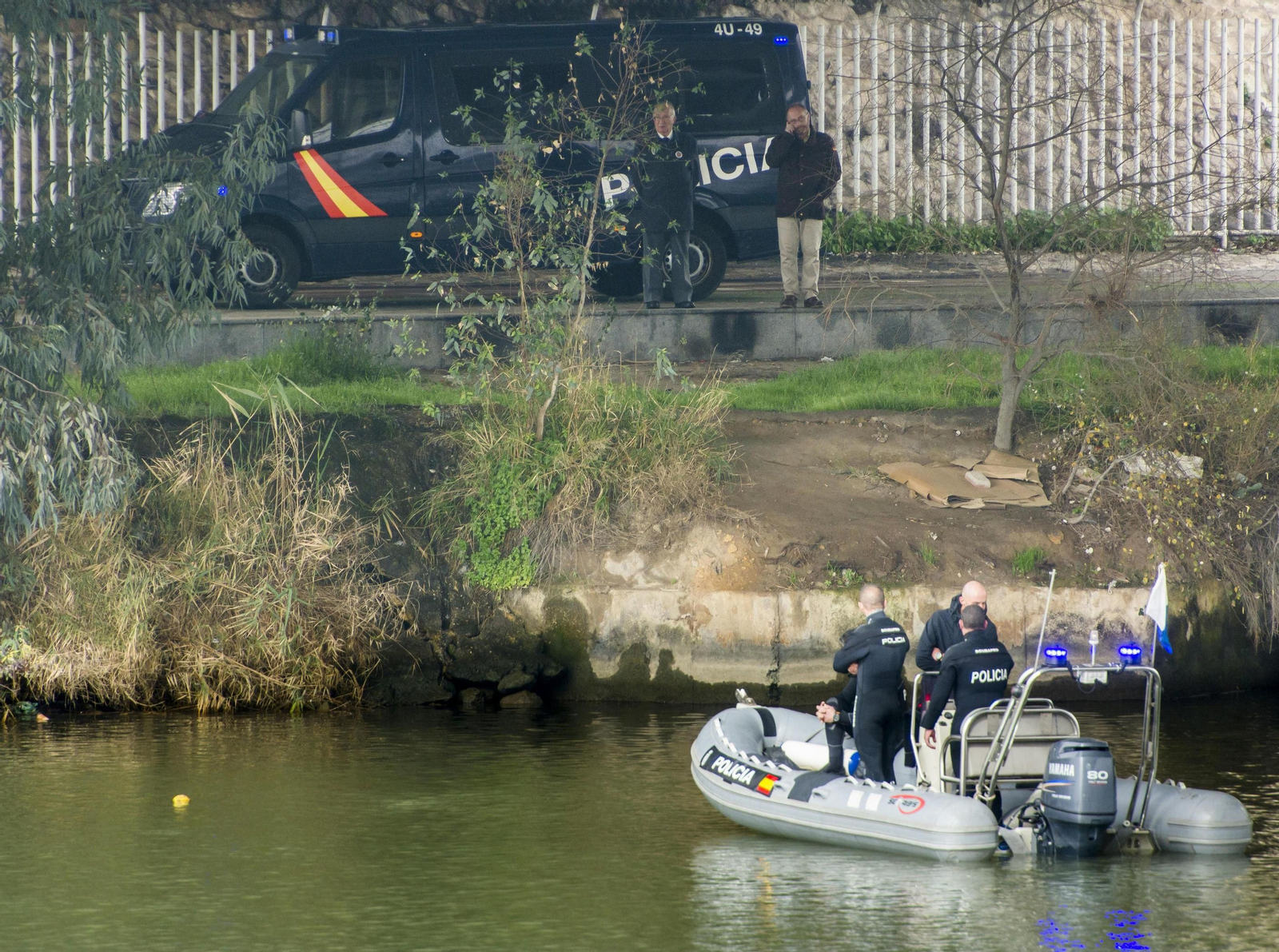 Los buzos en la dársena del río, con Antonio del Castillo al fondo.