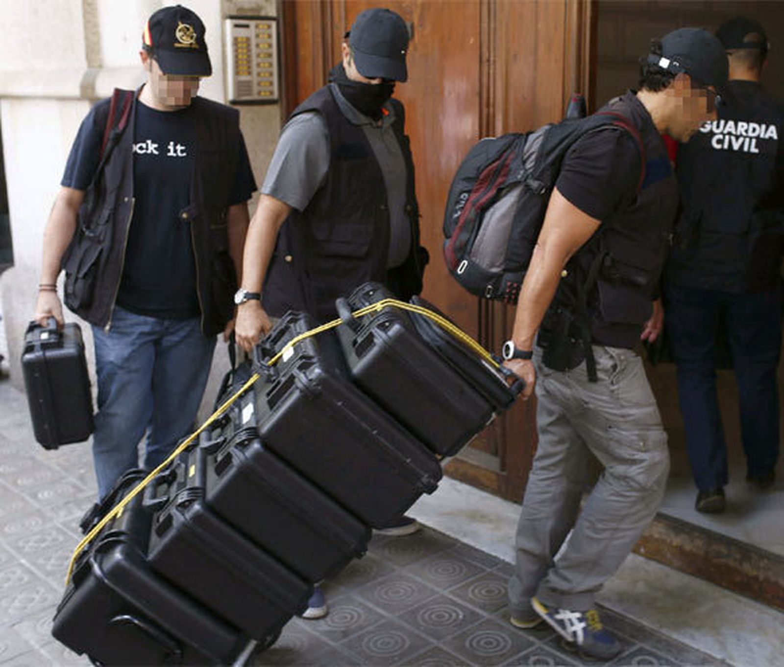 La Guardia Civil registra la sede de CDC, su fundación y cuatro ayuntamientos