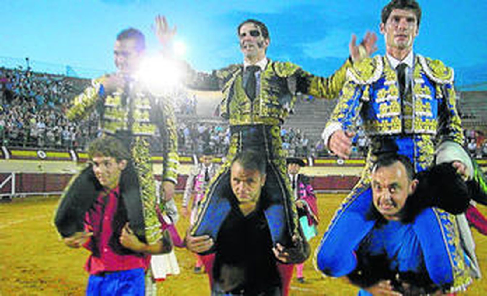 El Fandi, Juan José Padilla y Sergio Aguilar salieron ayer a hombros de la plaza de toros de Vera.
