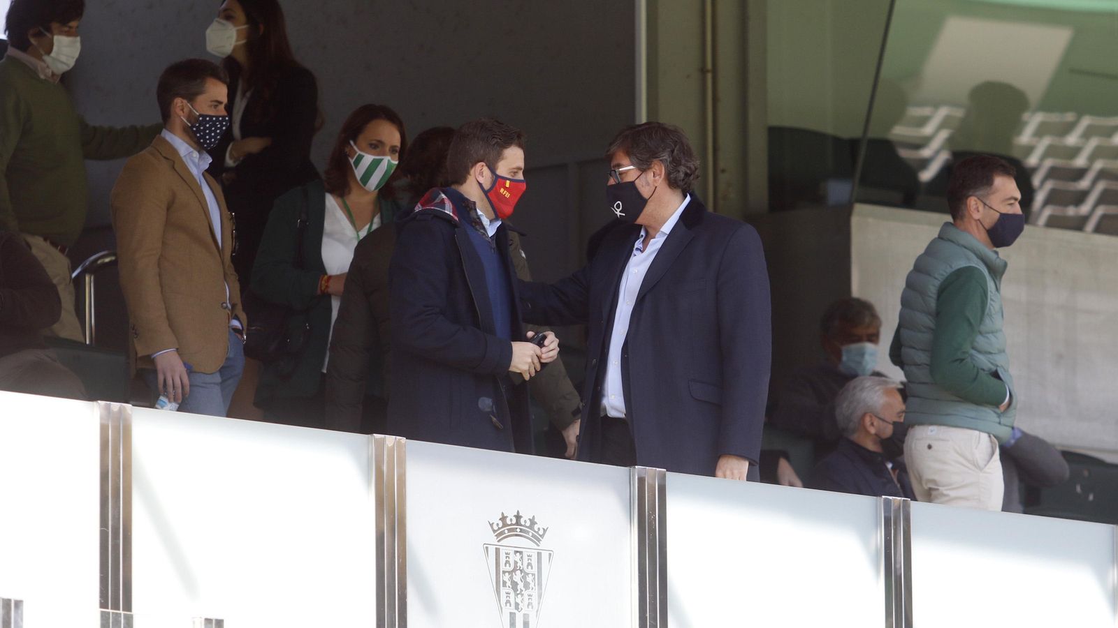 Los miembros del consejo de administración del Córdoba CF, en el palco de El Arcángel.
