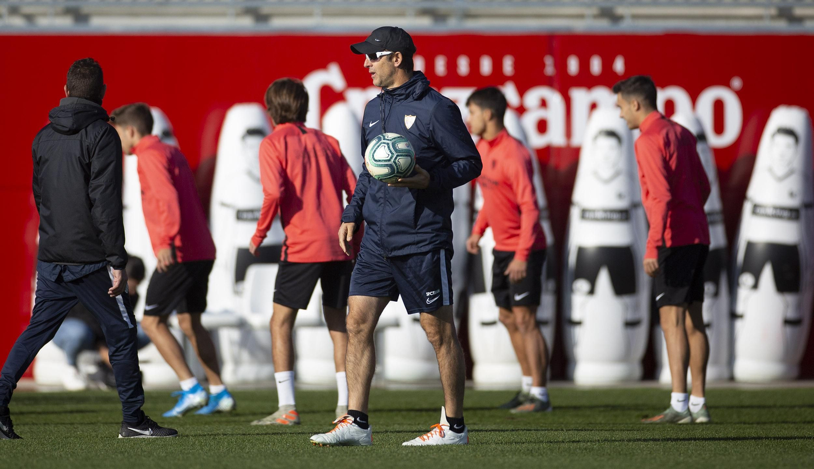 Julen Lopetegui, con un balón en el entrenamiento de ayer del Sevilla FC.