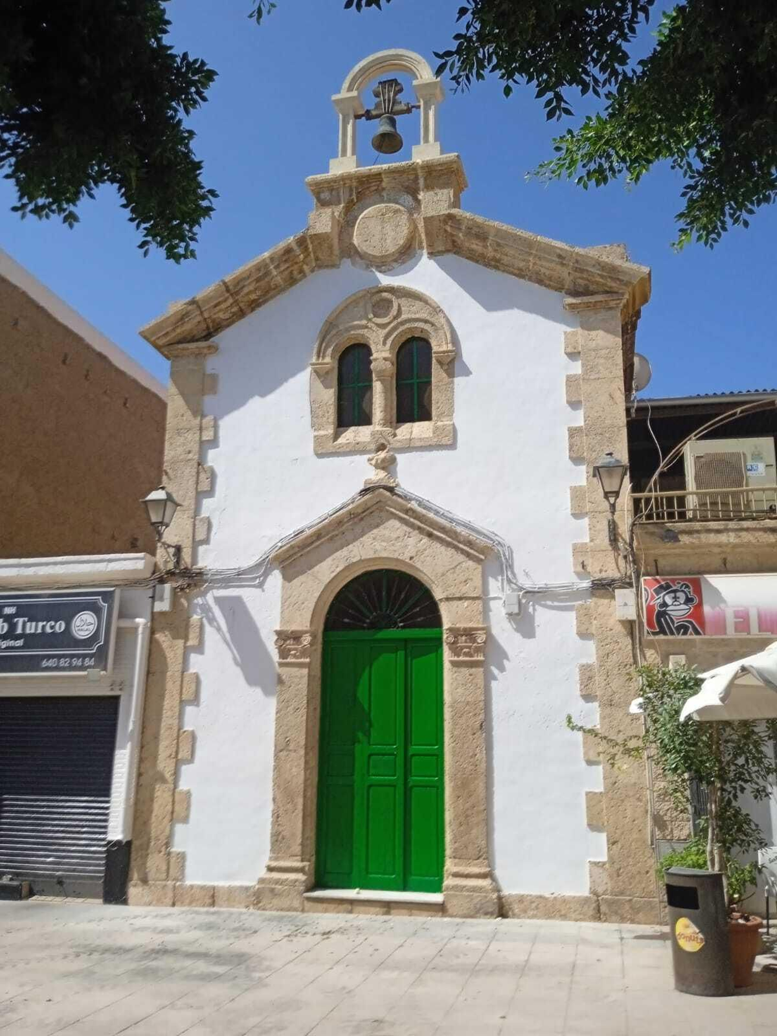 Imagen actual de la fachada de la capilla tras los trabajos de restauración