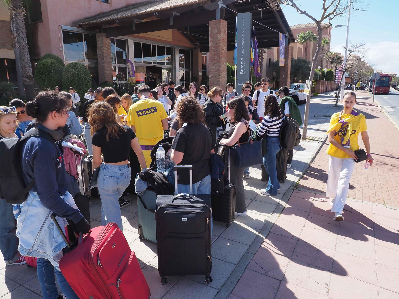 Las fotos de la espectacular llegada de 10.000 estudiantes portugueses a Punta Umbría