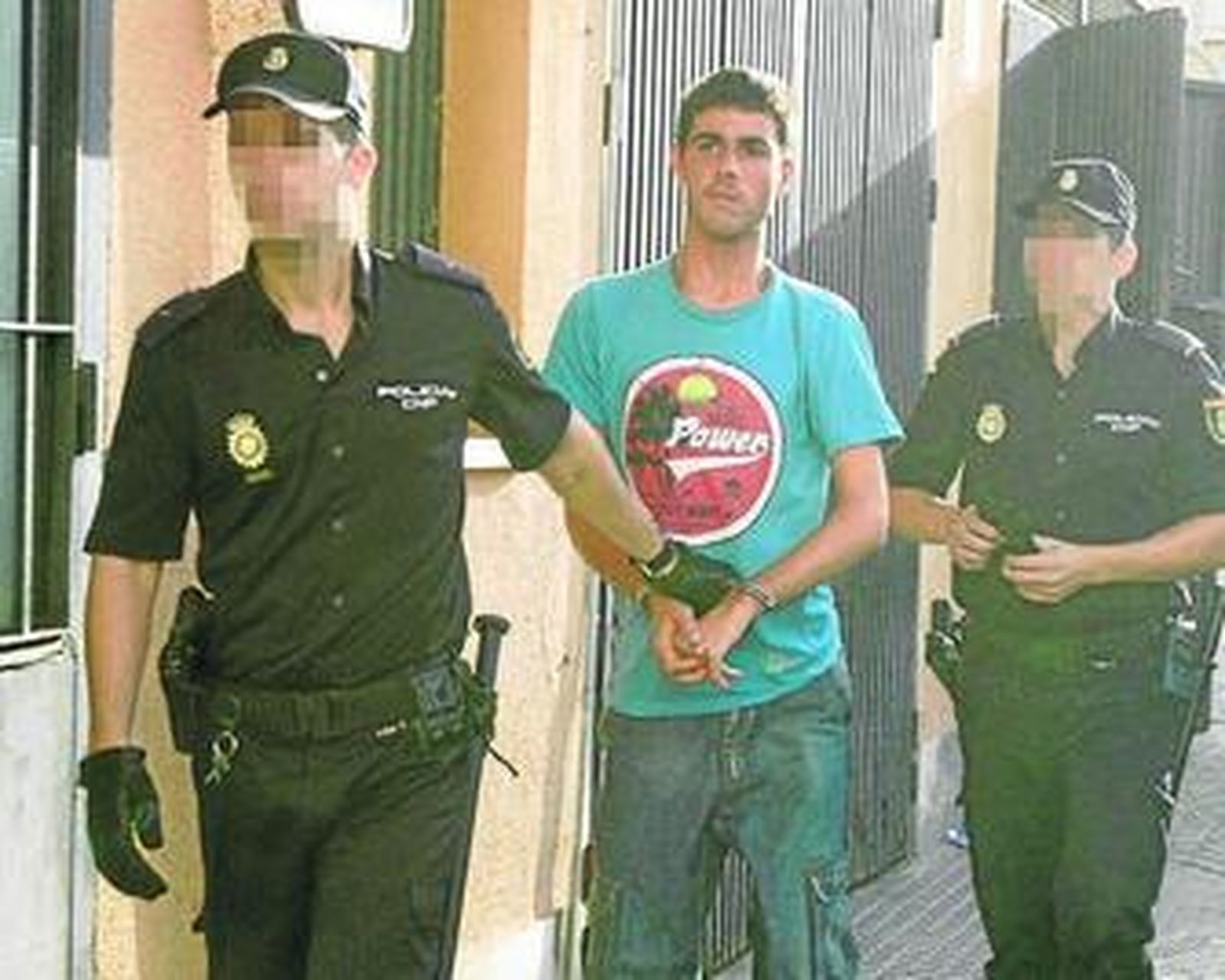 Uno de los detenidos por el crimen de Cádiz, a su llegada a los juzgados.