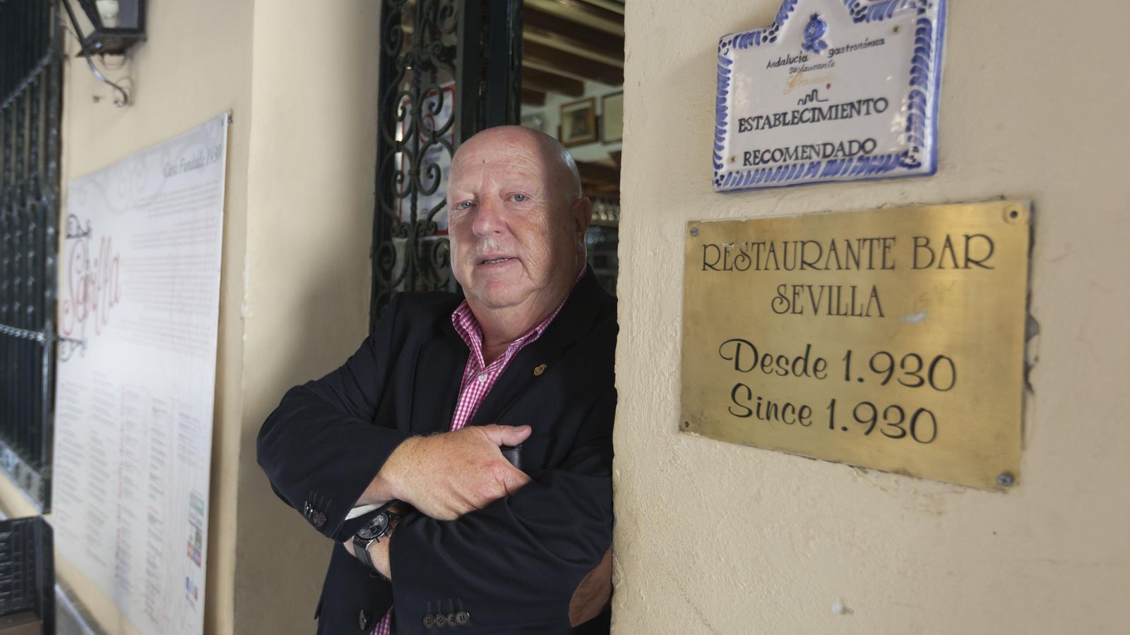 Juan Luis Álvarez, en la puerta de su restaurante en el último día previo al cierre. Juan Luis Álvarez, en la puerta de su restaurante en el último día previo al cierre.