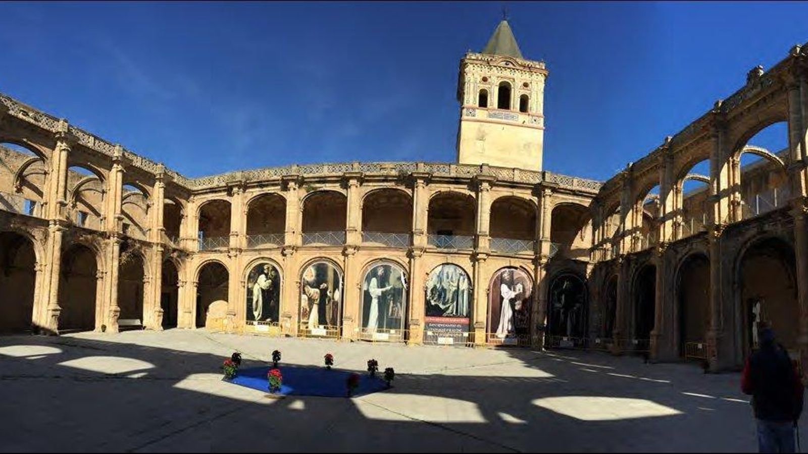 Vista general del bello claustro renacentista.