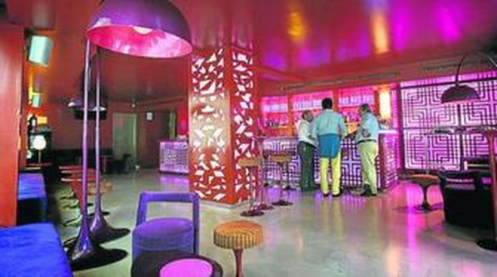 1. La planta inferior de Milano acoge un espacio con pista de baile donde despedir la noche. 2. La decoración del nuevo local de Kudéta se caracteriza por su sencillez.  3. El local mantiene el escaparate de la antigua tienda, a la que debe su nombre.