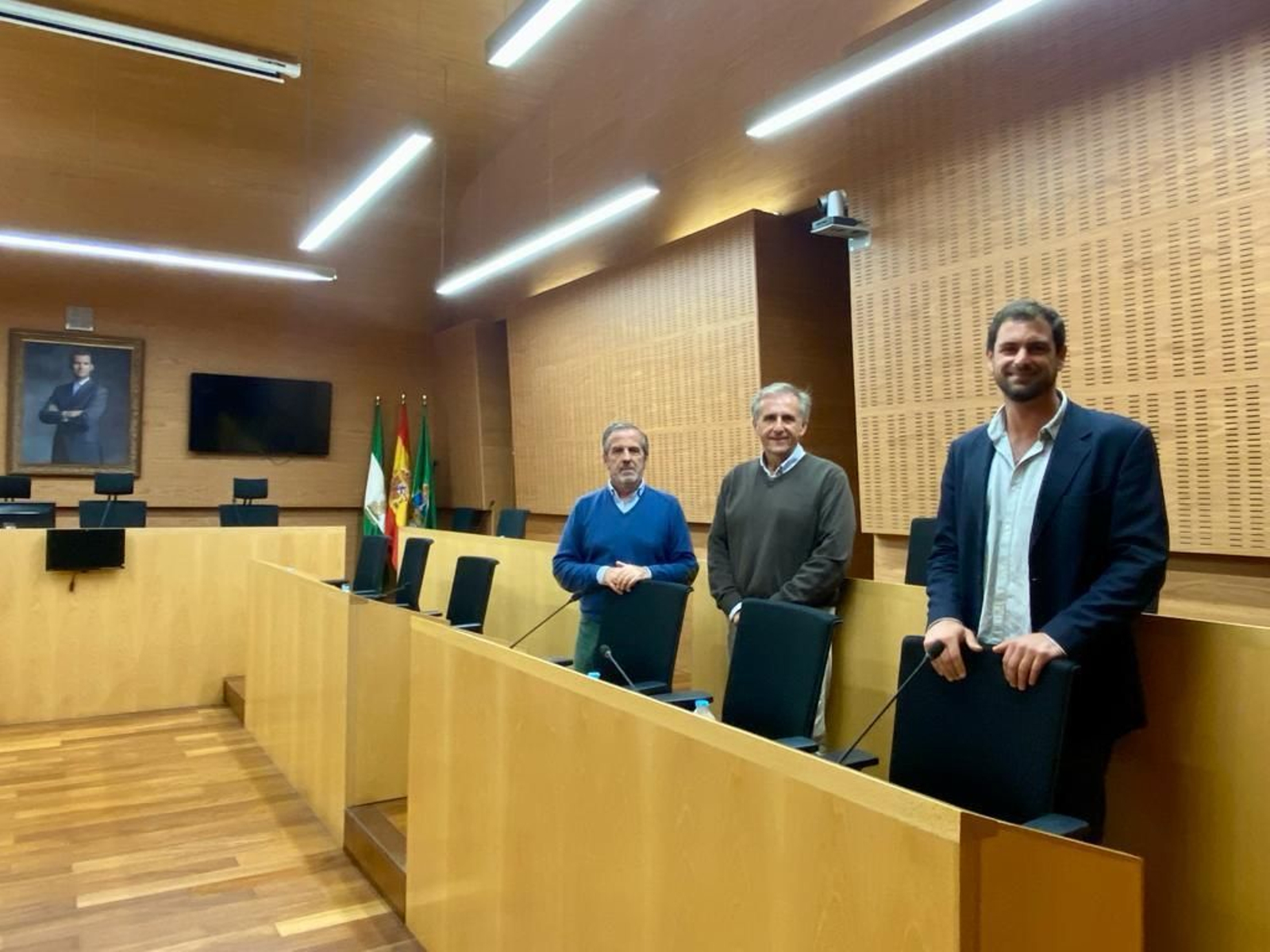Los concejales de Vox, Mauricio Mauri (en primer término), José Antonio Gomila y Fito Carreto, al término del pleno del que se marcharon esta mañana.