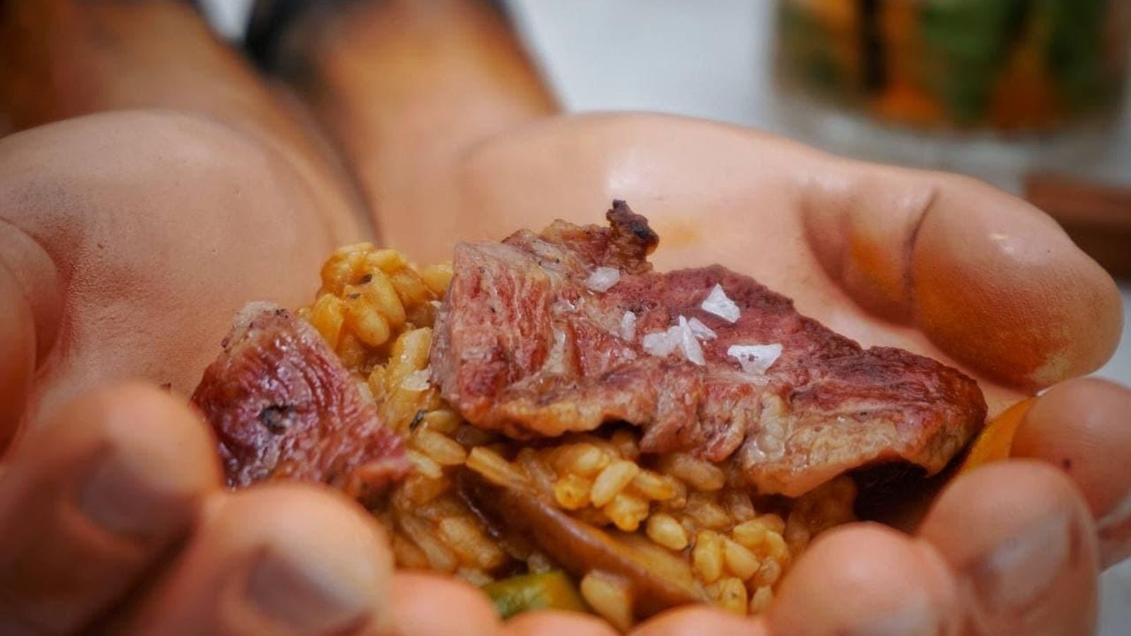 Arroz meloso con puntas de pluma ibérica, verduritas de temporada y emulsión de perejil y cilantro.