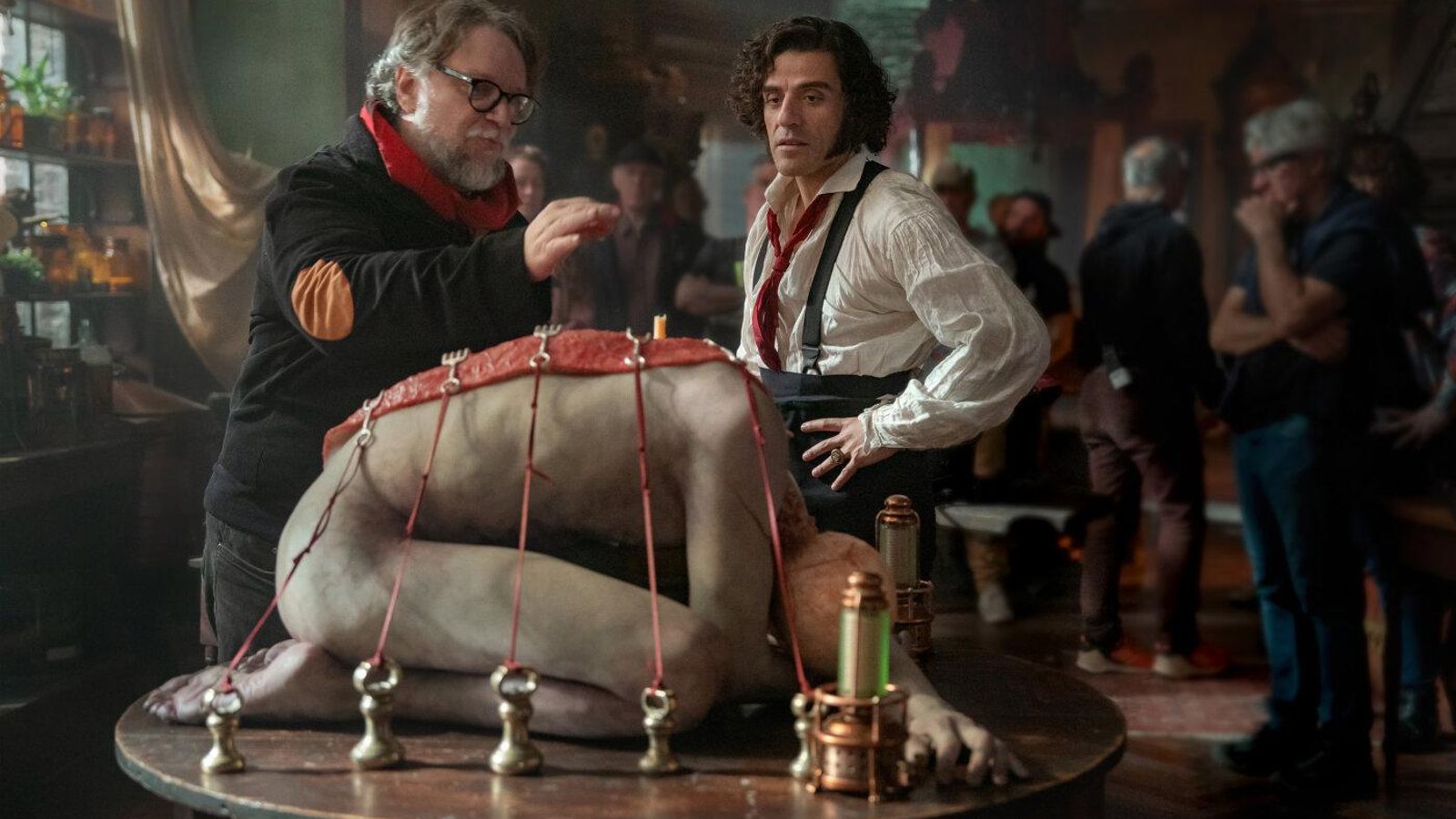 Guillermo del Toro da indicaciones a Oscar Isaac, el doctor Frankenstein.