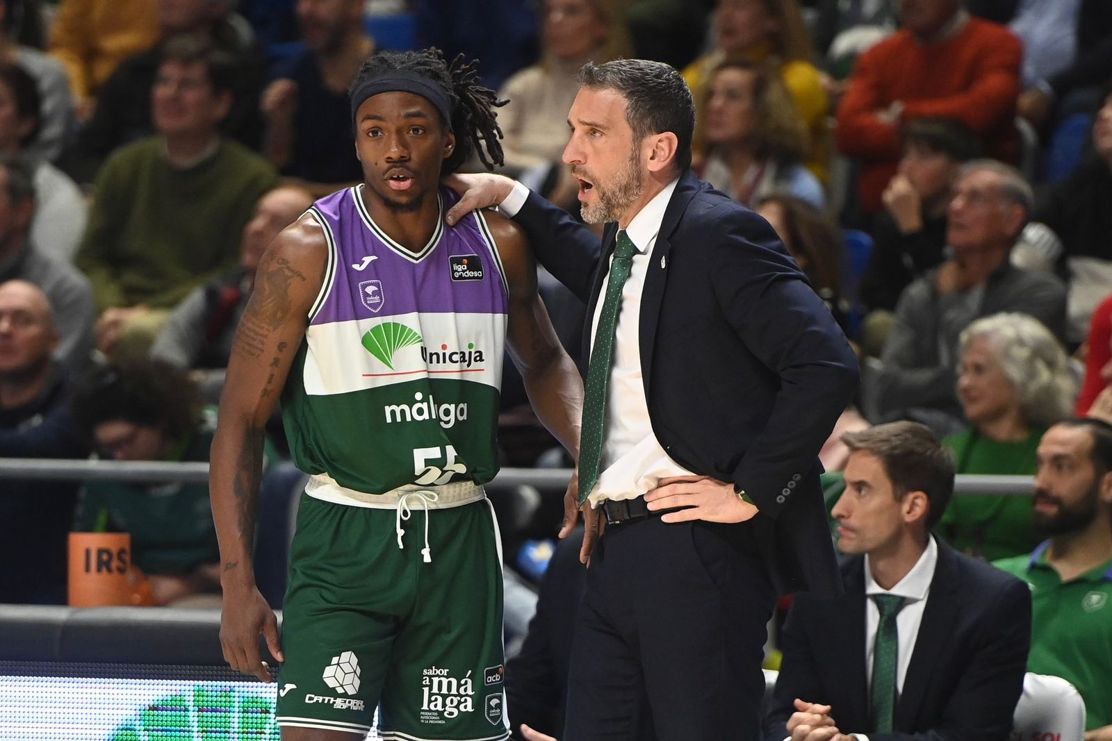 Ibon Navarro dando indicaciones a Perry.