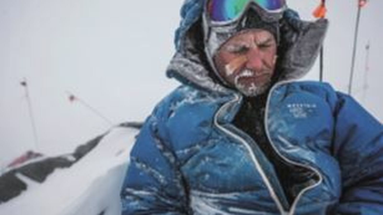 Un alpinista con síntomas de hipotermia.