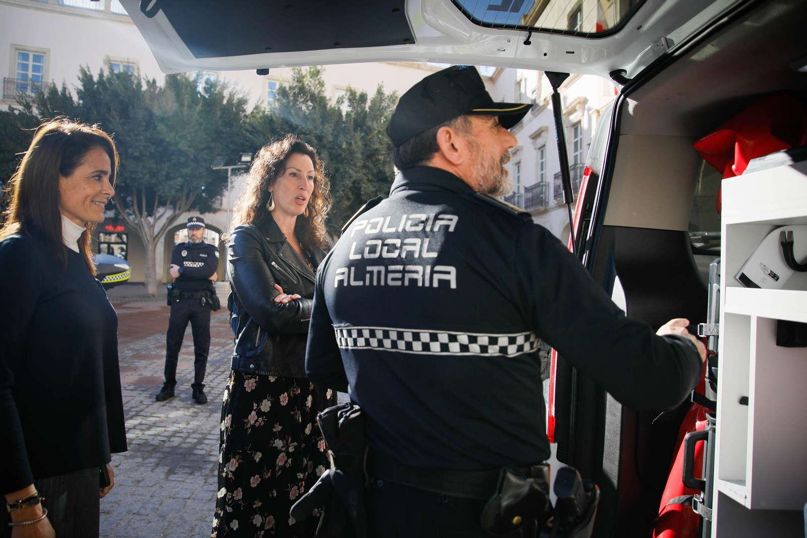 Presentación vehículos y motos policía local en imágenes