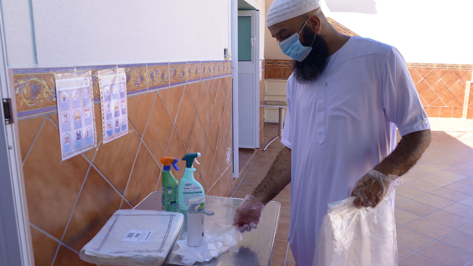 El responsable de la mezquita, Mkaden Mohamed, muestra sus protocolos de higiene