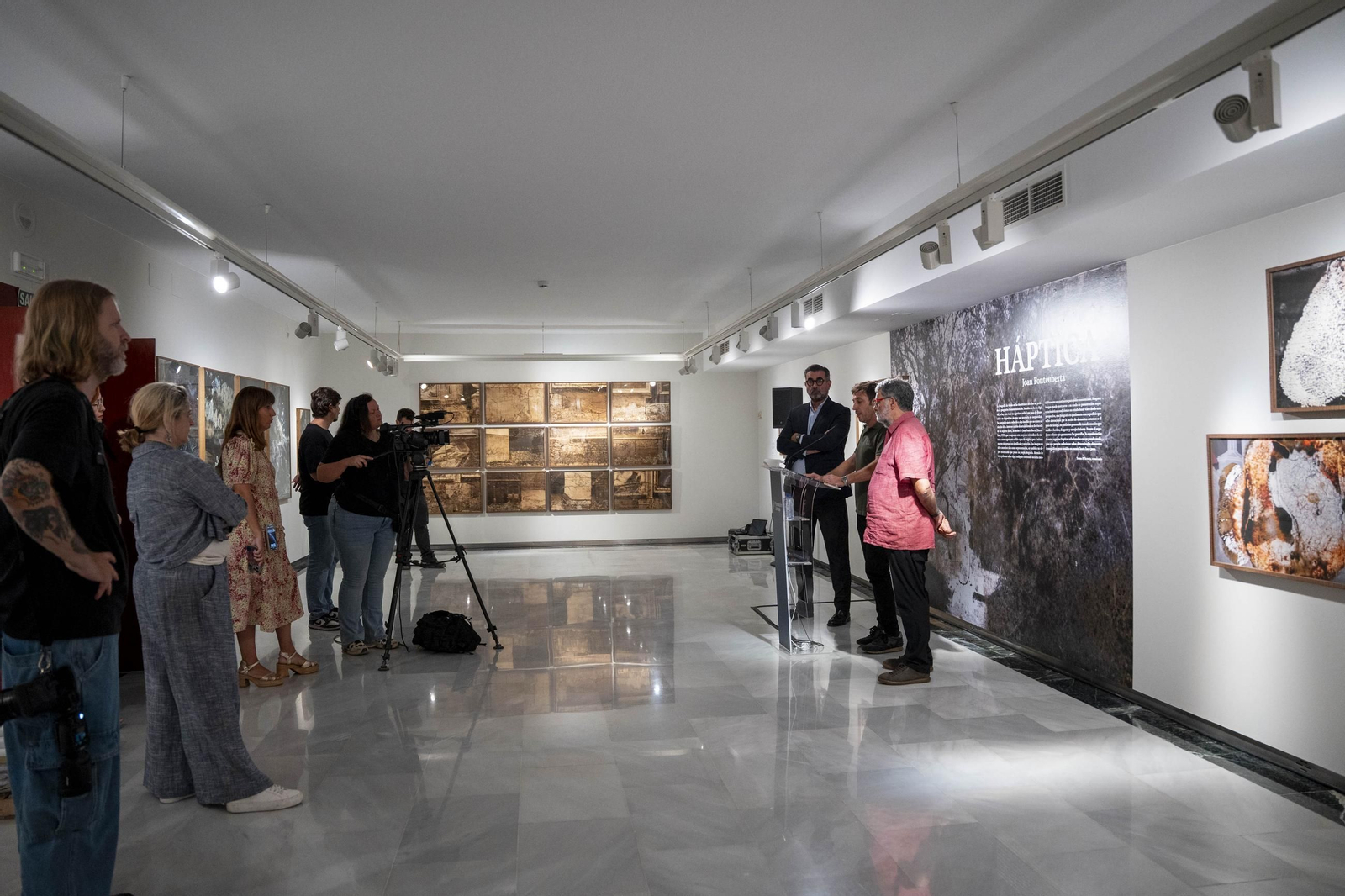 El comisario Sema D'Acosta y el artista Joan Fontcuberta presentan la exposición Háptica de la Fundación Unicaja