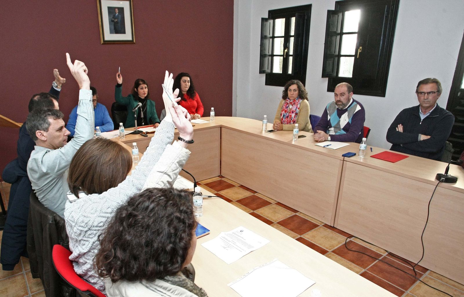 Momento de la votación de la moción de censura. A la izquierda, el nuevo alcalde, Francisco Gómez; enfrente, el regidor saliente, Pascual Collado.
