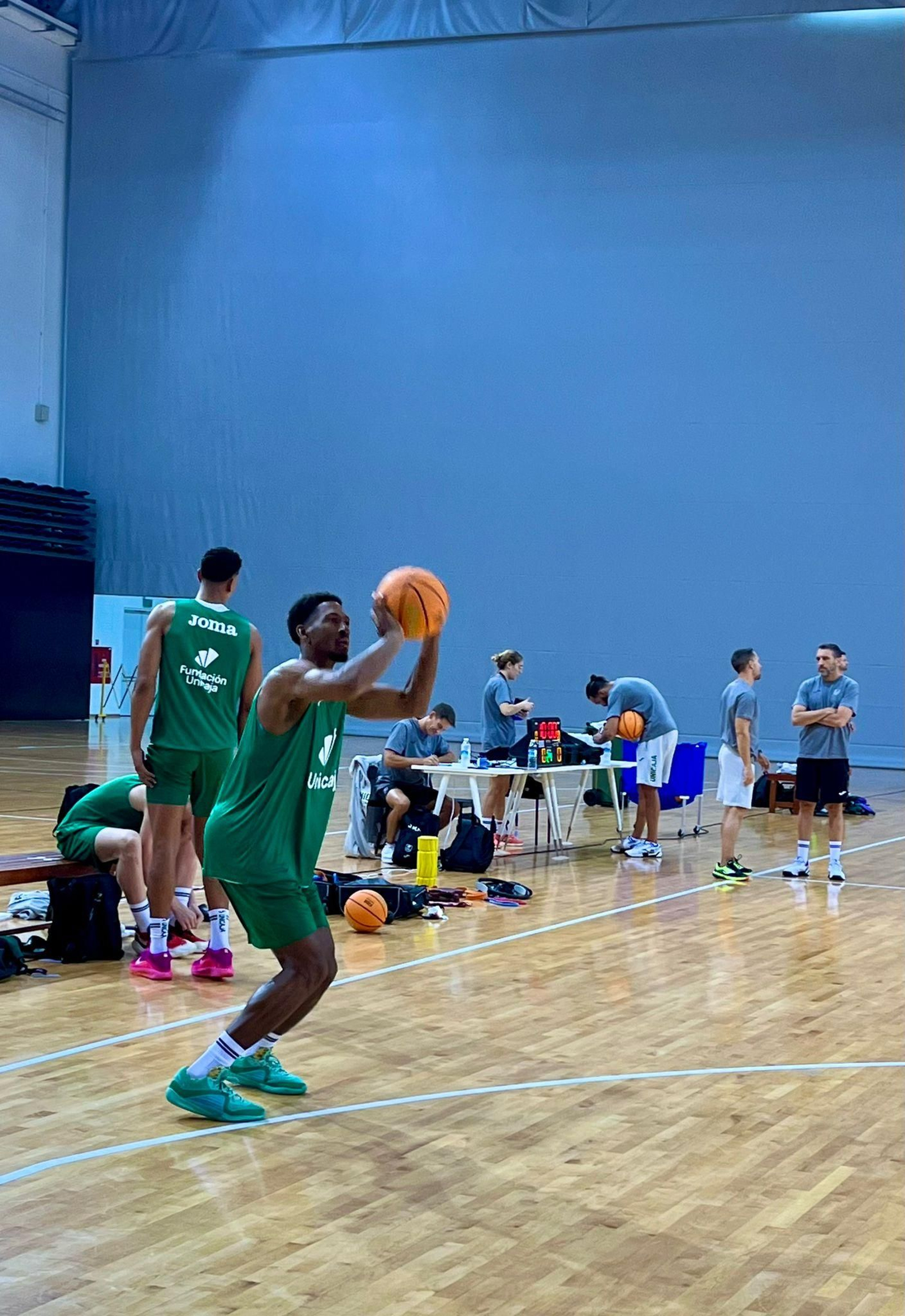 El Unicaja toma contacto con la pista en Singapur